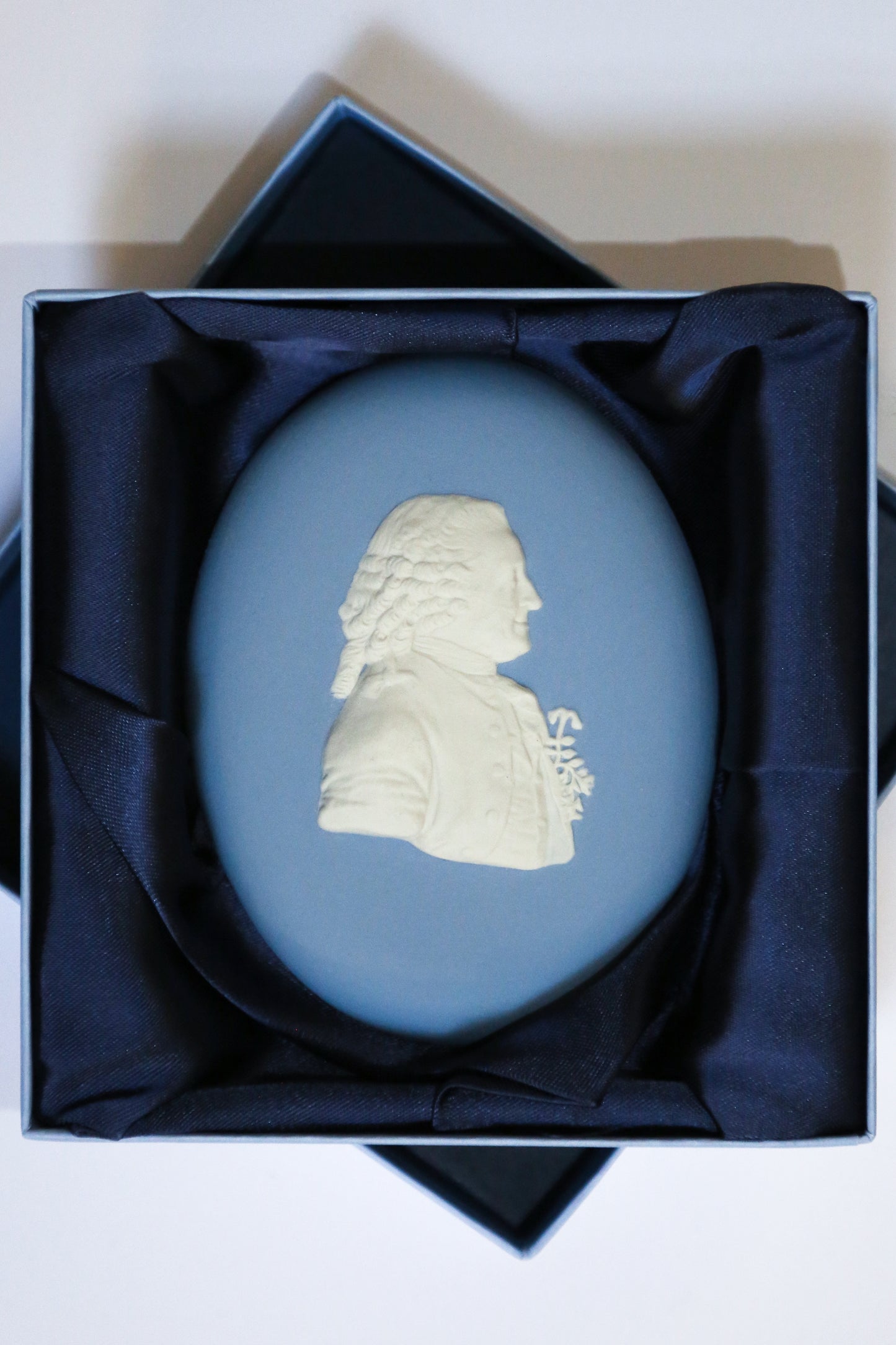 Wedgwood medallion of Linnaeus in blue gift box
