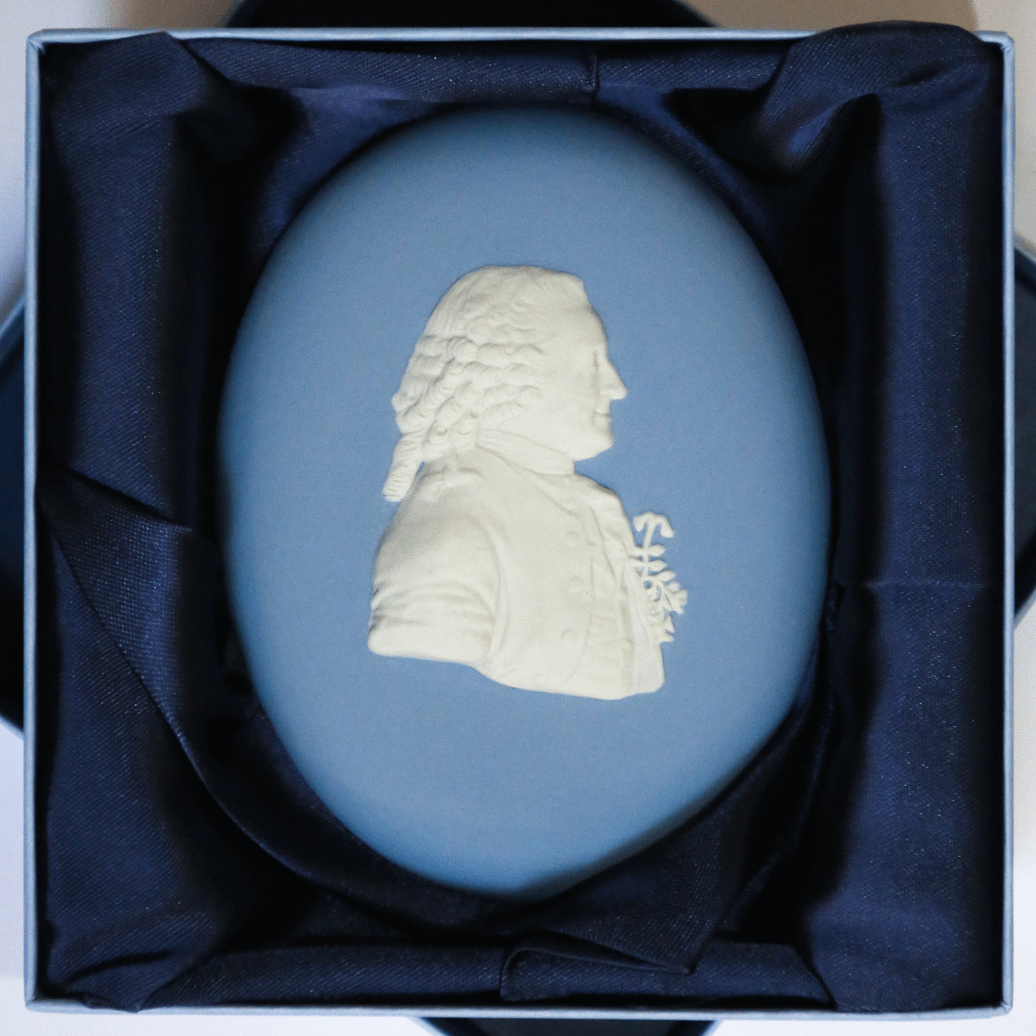 Wedgwood medallion of Linnaeus in blue gift box
